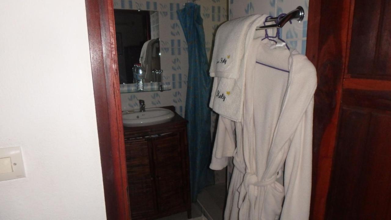 Edena Kely Hotel Mahajanga Ngoại thất bức ảnh
